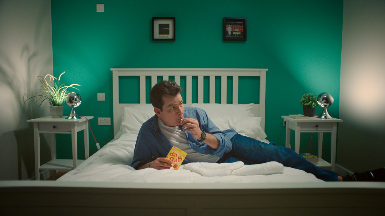 Charlie Sheen goes on a private binge and sleeps with seven people in Hostelworld ad