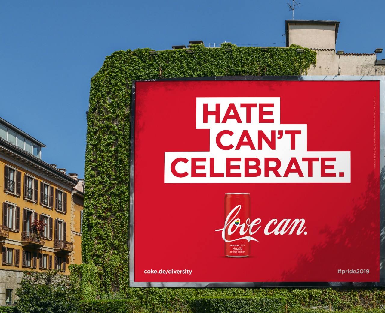 Una pancarta de Coca-Cola Company's desplegada en una ciudad que muestra cómo el odio no puede celebrar, pero el amor sí para estimular la diversidad y la inclusión